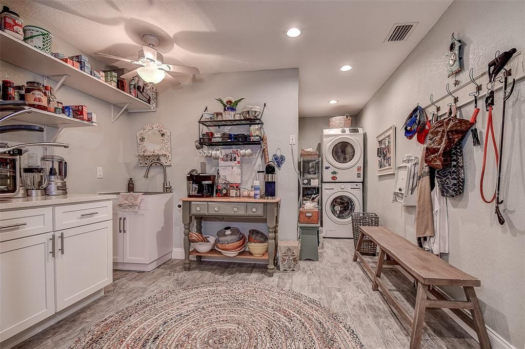 合同活跃: $1,399,999 (3 贝兹, 2 浴室, 2027 平方英尺)