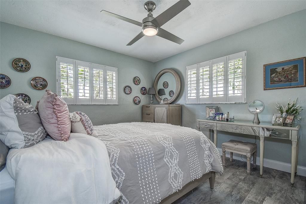 合同活跃: $1,399,999 (3 贝兹, 2 浴室, 2027 平方英尺)