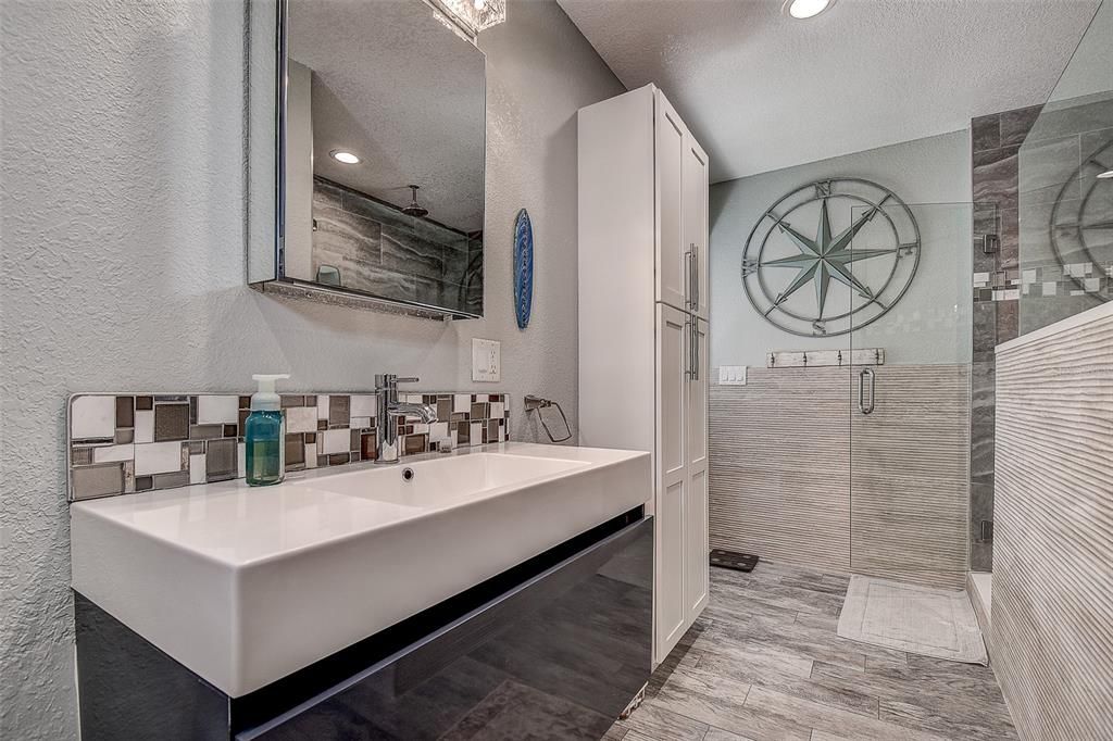 合同活跃: $1,399,999 (3 贝兹, 2 浴室, 2027 平方英尺)