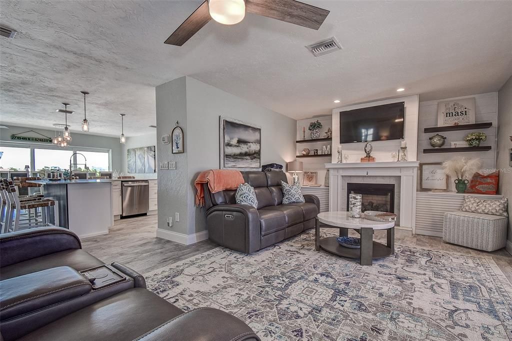 合同活跃: $1,399,999 (3 贝兹, 2 浴室, 2027 平方英尺)