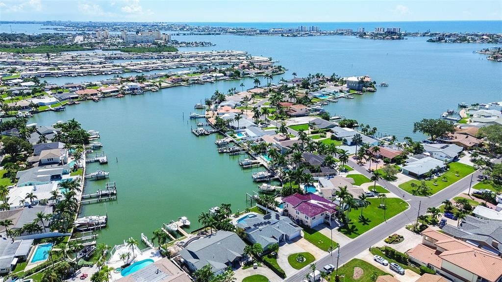 合同活跃: $1,399,999 (3 贝兹, 2 浴室, 2027 平方英尺)