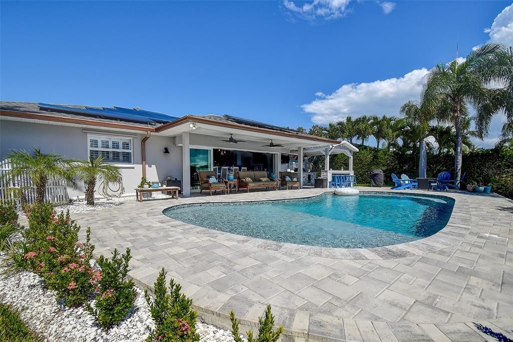 合同活跃: $1,399,999 (3 贝兹, 2 浴室, 2027 平方英尺)