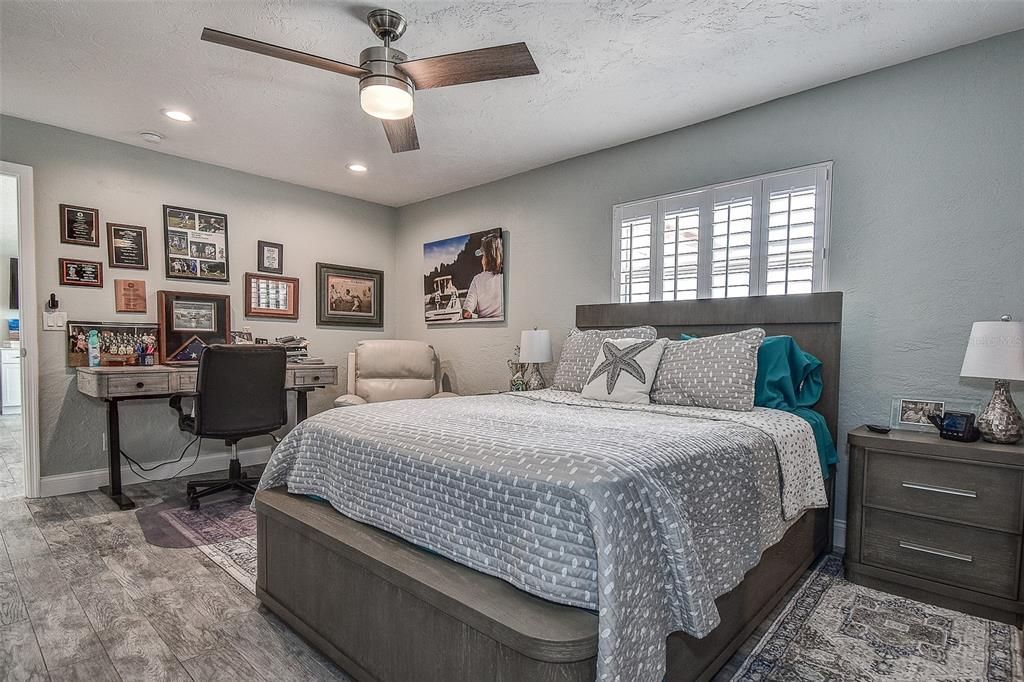 合同活跃: $1,399,999 (3 贝兹, 2 浴室, 2027 平方英尺)