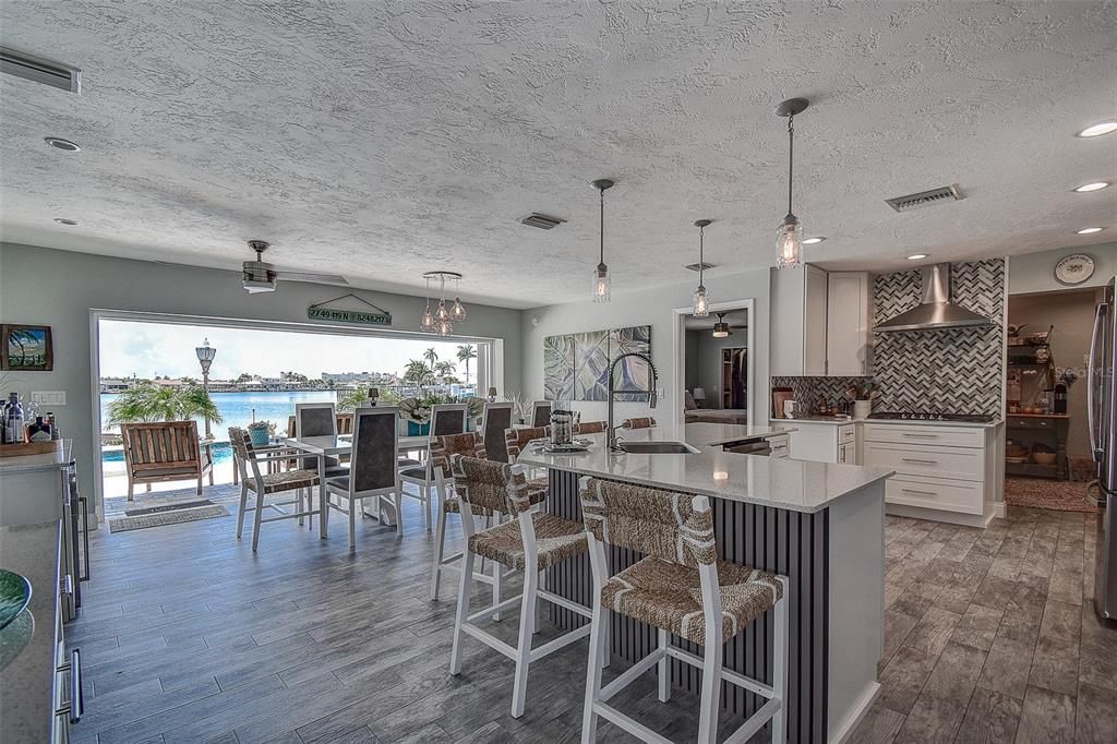 合同活跃: $1,399,999 (3 贝兹, 2 浴室, 2027 平方英尺)