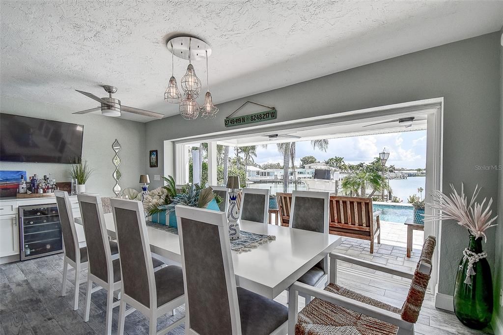 合同活跃: $1,399,999 (3 贝兹, 2 浴室, 2027 平方英尺)