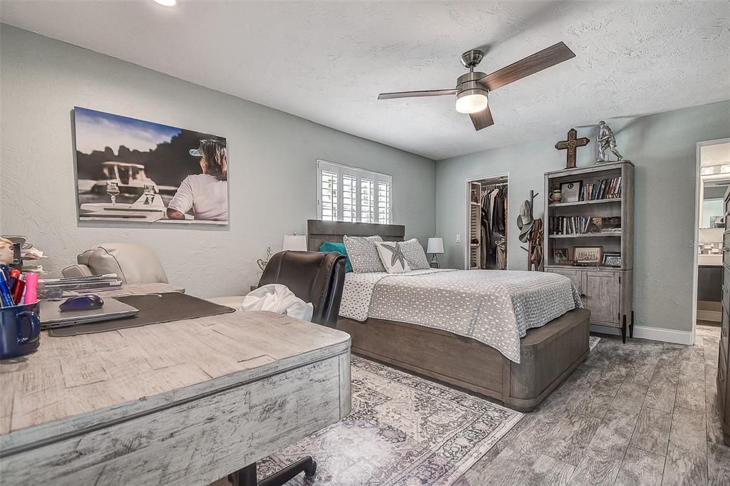 合同活跃: $1,399,999 (3 贝兹, 2 浴室, 2027 平方英尺)