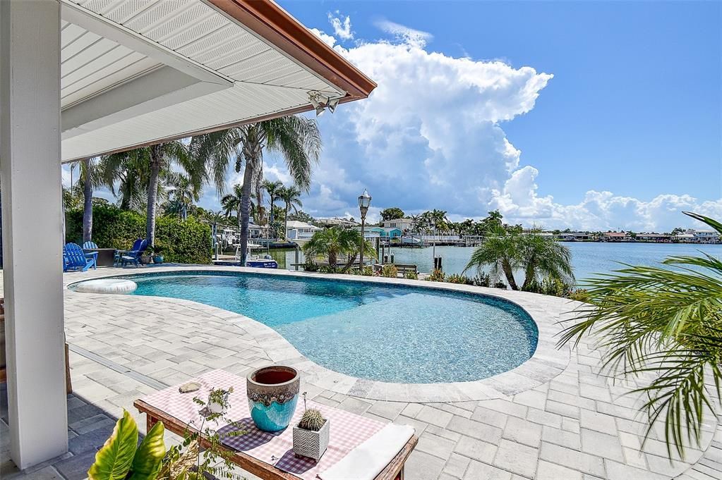 合同活跃: $1,399,999 (3 贝兹, 2 浴室, 2027 平方英尺)