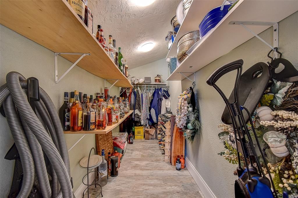 合同活跃: $1,399,999 (3 贝兹, 2 浴室, 2027 平方英尺)