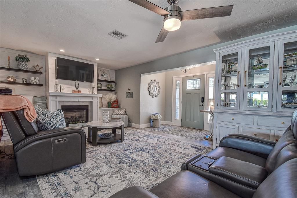 合同活跃: $1,399,999 (3 贝兹, 2 浴室, 2027 平方英尺)