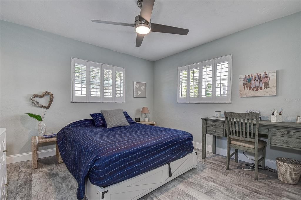 合同活跃: $1,399,999 (3 贝兹, 2 浴室, 2027 平方英尺)