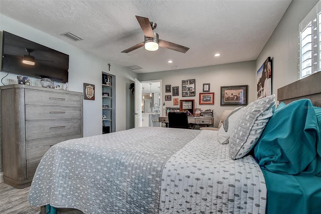 合同活跃: $1,399,999 (3 贝兹, 2 浴室, 2027 平方英尺)