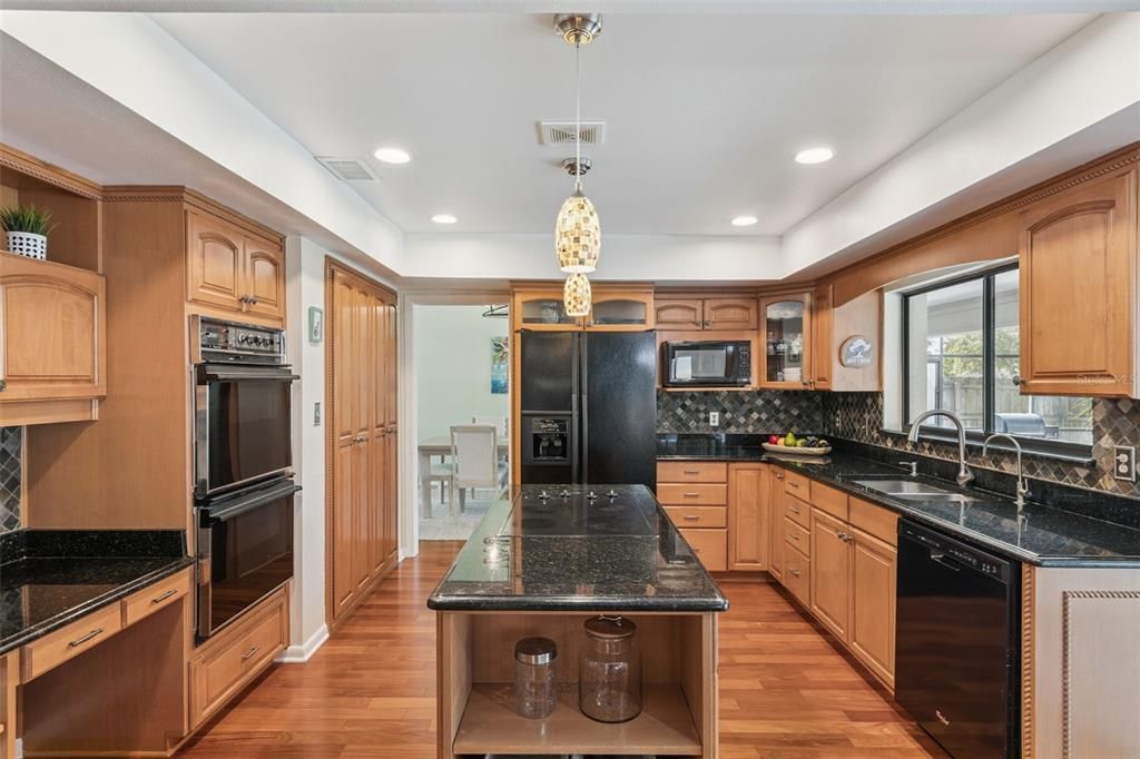 待售: $583,000 (4 贝兹, 2 浴室, 2559 平方英尺)