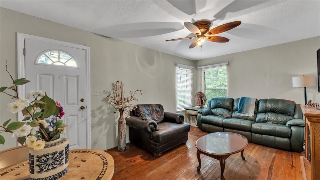 Active With Contract: $190,000 (2 beds, 1 baths, 855 Square Feet)