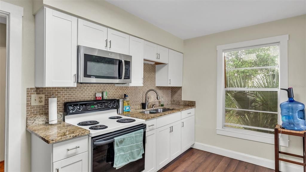 Active With Contract: $190,000 (2 beds, 1 baths, 855 Square Feet)