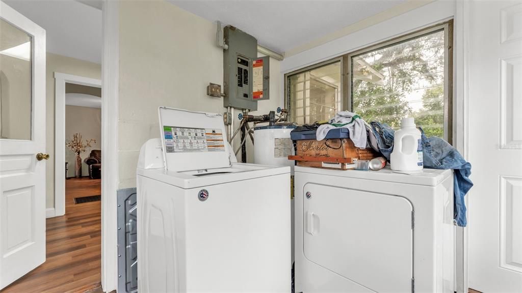 Active With Contract: $190,000 (2 beds, 1 baths, 855 Square Feet)