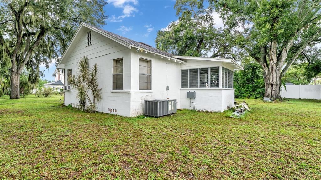 Active With Contract: $190,000 (2 beds, 1 baths, 855 Square Feet)