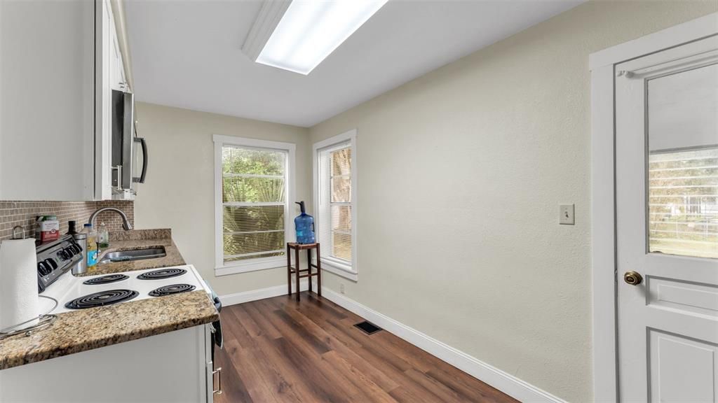 Active With Contract: $190,000 (2 beds, 1 baths, 855 Square Feet)