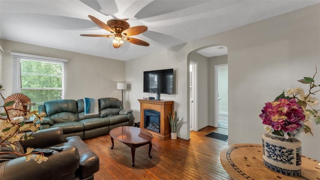 Active With Contract: $190,000 (2 beds, 1 baths, 855 Square Feet)