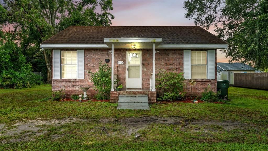 Active With Contract: $190,000 (2 beds, 1 baths, 855 Square Feet)