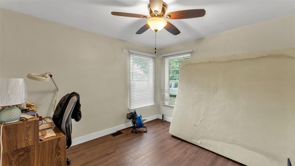 Active With Contract: $190,000 (2 beds, 1 baths, 855 Square Feet)