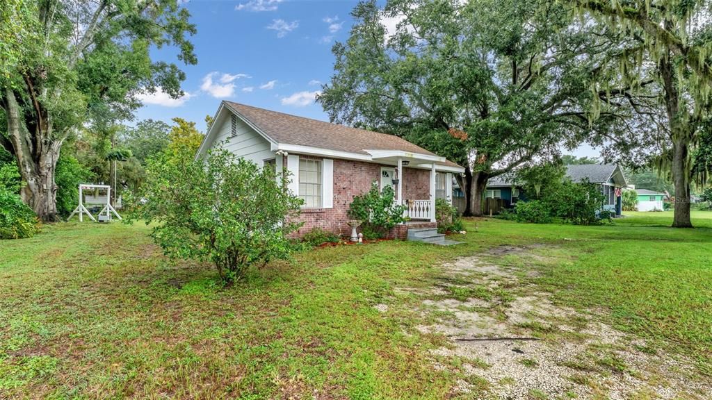 Active With Contract: $190,000 (2 beds, 1 baths, 855 Square Feet)