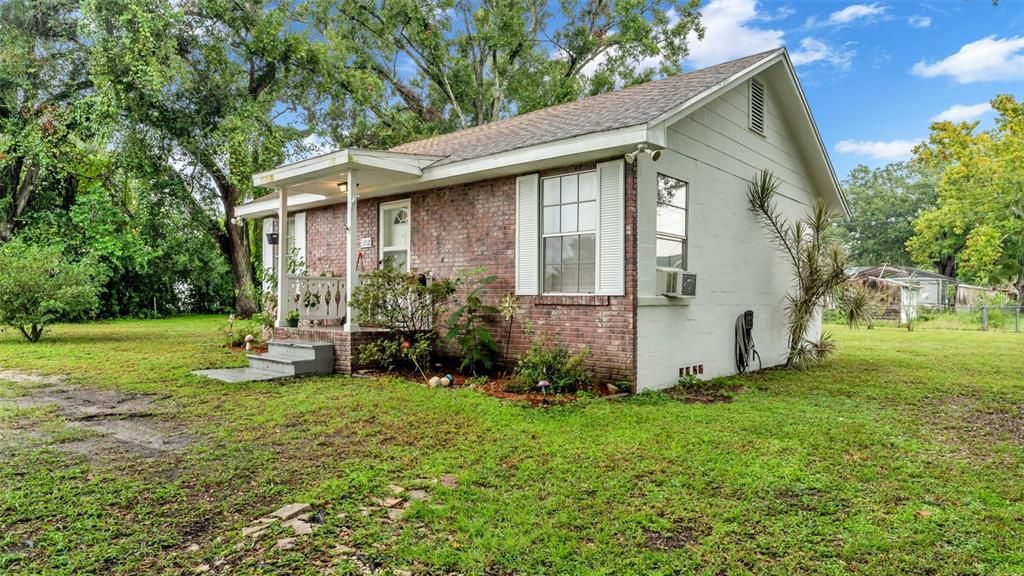 Active With Contract: $190,000 (2 beds, 1 baths, 855 Square Feet)