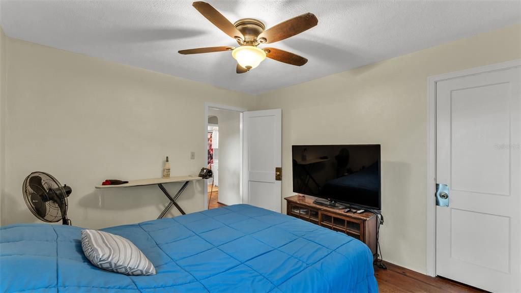 Active With Contract: $190,000 (2 beds, 1 baths, 855 Square Feet)
