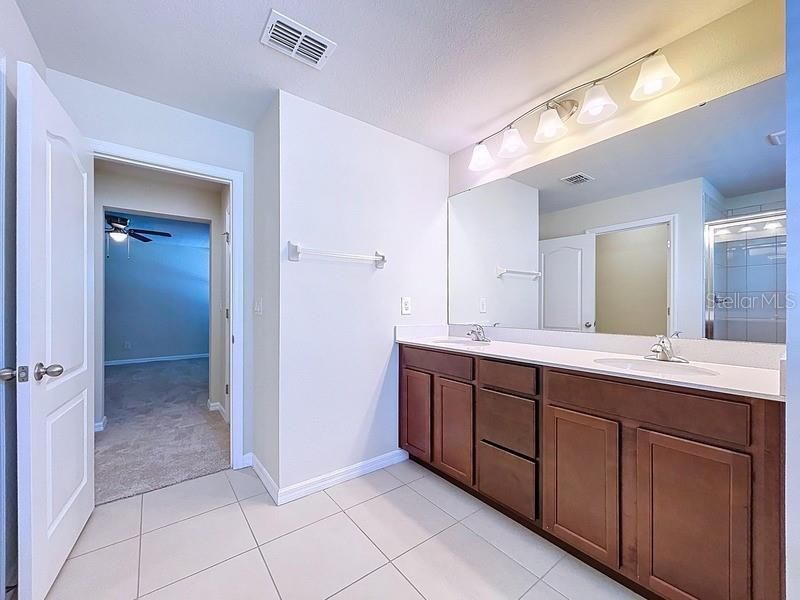 合同活跃: $350,000 (4 贝兹, 2 浴室, 2205 平方英尺)