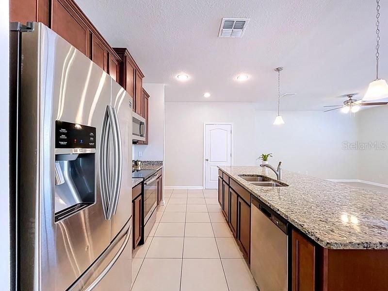 合同活跃: $350,000 (4 贝兹, 2 浴室, 2205 平方英尺)