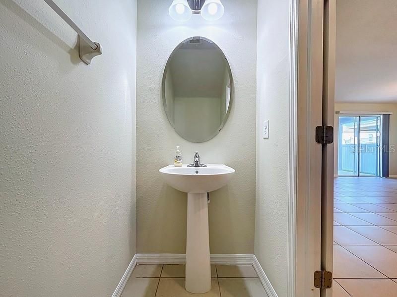 合同活跃: $350,000 (4 贝兹, 2 浴室, 2205 平方英尺)