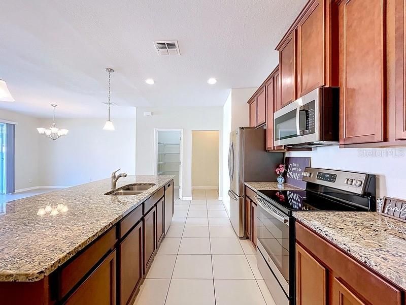 合同活跃: $350,000 (4 贝兹, 2 浴室, 2205 平方英尺)