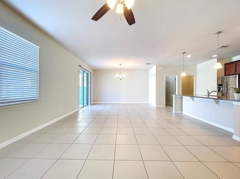 合同活跃: $350,000 (4 贝兹, 2 浴室, 2205 平方英尺)