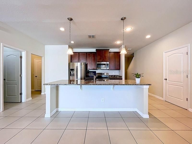 合同活跃: $350,000 (4 贝兹, 2 浴室, 2205 平方英尺)