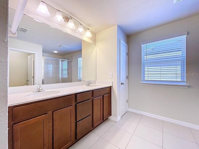 合同活跃: $350,000 (4 贝兹, 2 浴室, 2205 平方英尺)