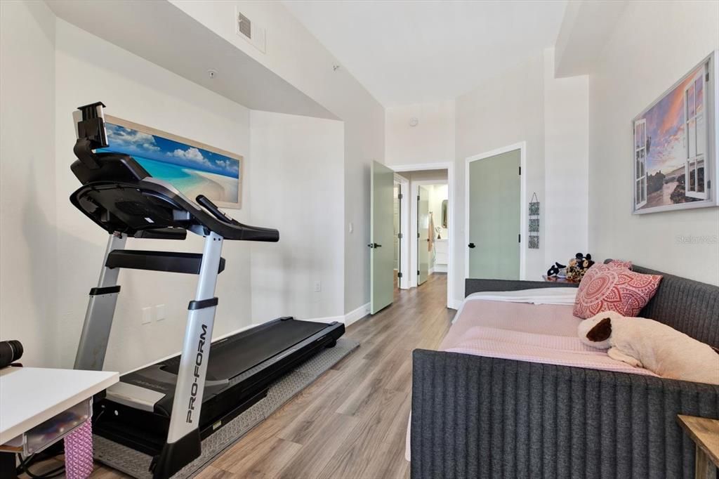 Под контрактом: $570,000 (2 спален, 2 ванн, 1128 Квадратных фут)