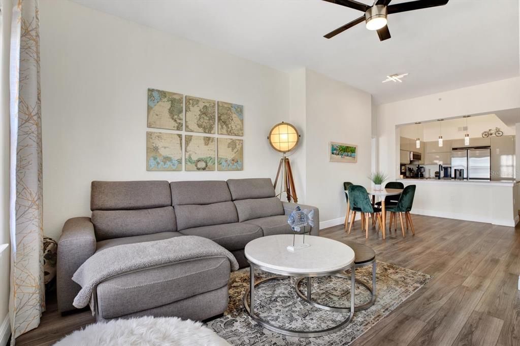 Под контрактом: $570,000 (2 спален, 2 ванн, 1128 Квадратных фут)