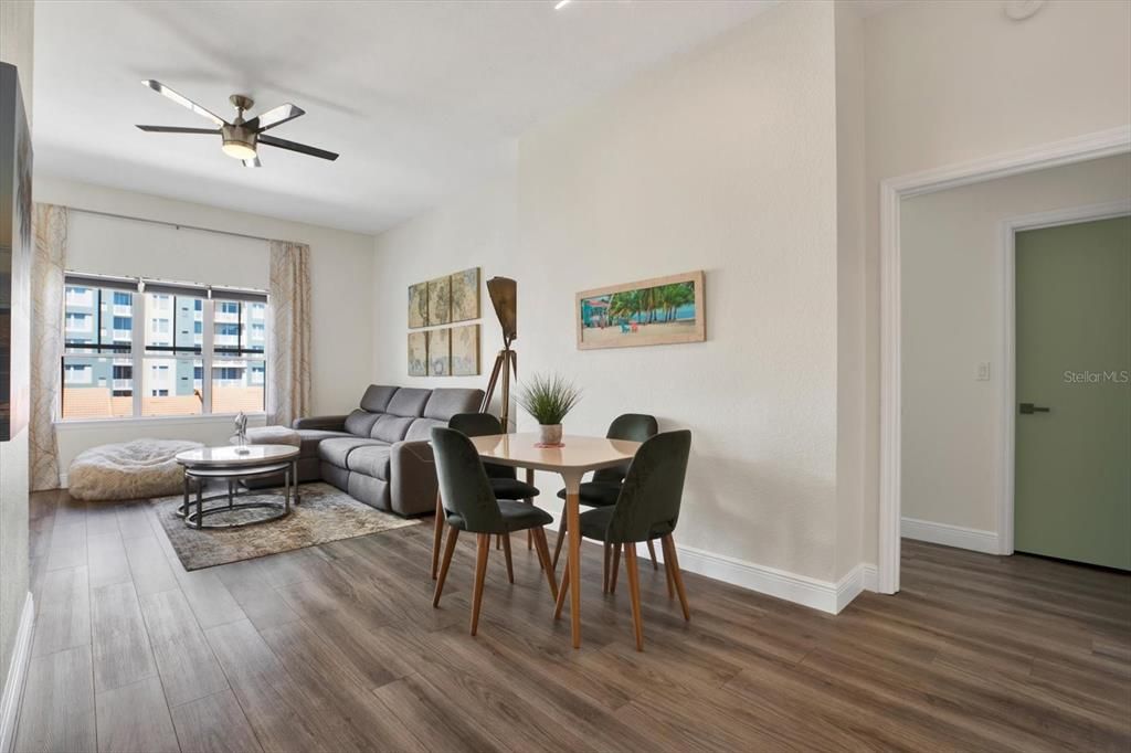 Под контрактом: $570,000 (2 спален, 2 ванн, 1128 Квадратных фут)