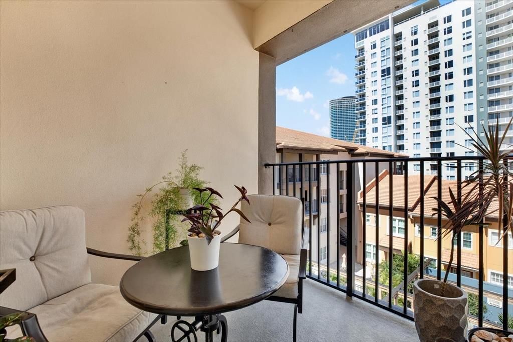 Под контрактом: $570,000 (2 спален, 2 ванн, 1128 Квадратных фут)