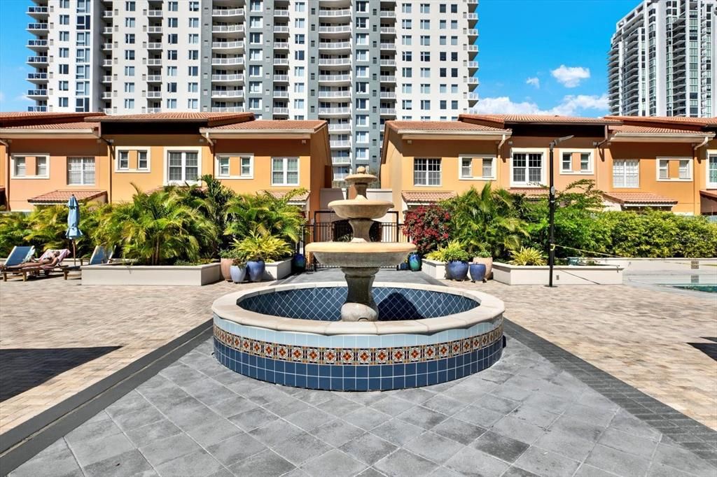 Под контрактом: $570,000 (2 спален, 2 ванн, 1128 Квадратных фут)