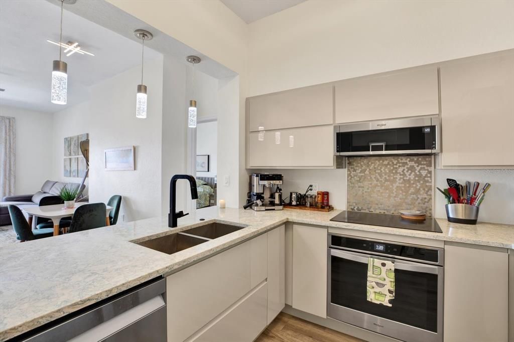 Под контрактом: $570,000 (2 спален, 2 ванн, 1128 Квадратных фут)