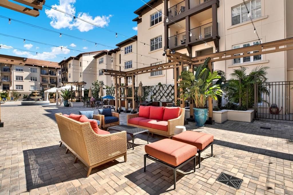 Под контрактом: $570,000 (2 спален, 2 ванн, 1128 Квадратных фут)