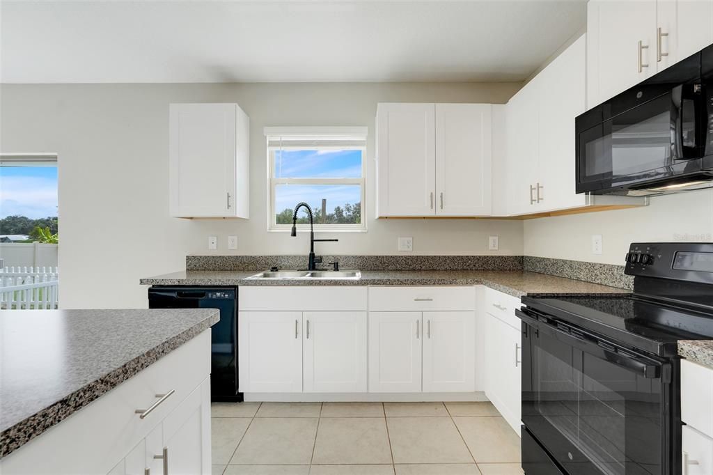 待售: $370,000 (4 贝兹, 2 浴室, 2586 平方英尺)