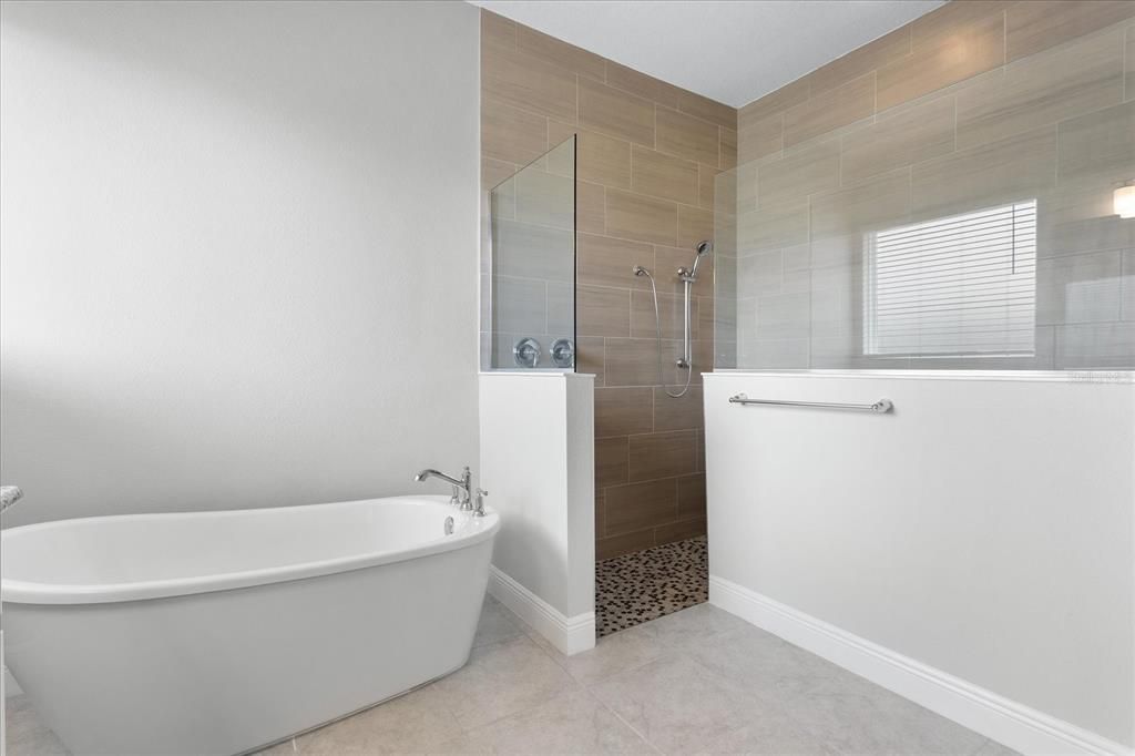 出租: $4,800 (5 贝兹, 4 浴室, 3800 平方英尺)