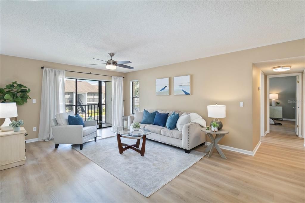 合同活跃: $195,000 (2 贝兹, 2 浴室, 1111 平方英尺)