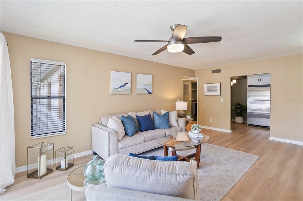 合同活跃: $195,000 (2 贝兹, 2 浴室, 1111 平方英尺)