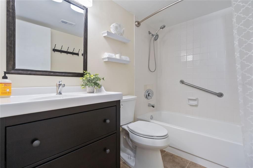 合同活跃: $195,000 (2 贝兹, 2 浴室, 1111 平方英尺)