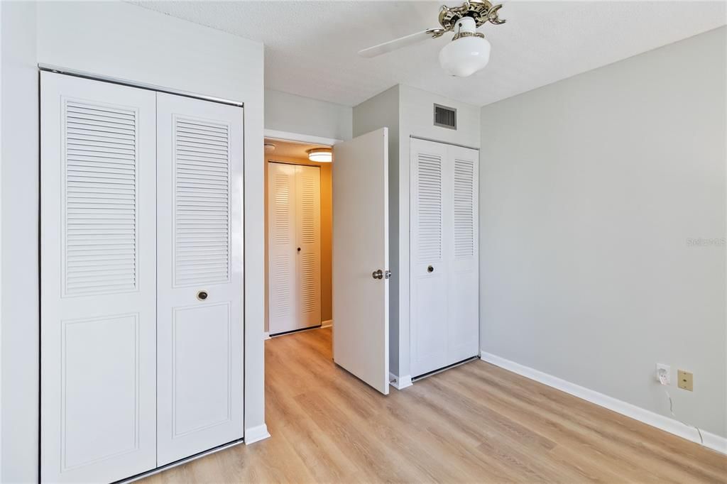 合同活跃: $195,000 (2 贝兹, 2 浴室, 1111 平方英尺)