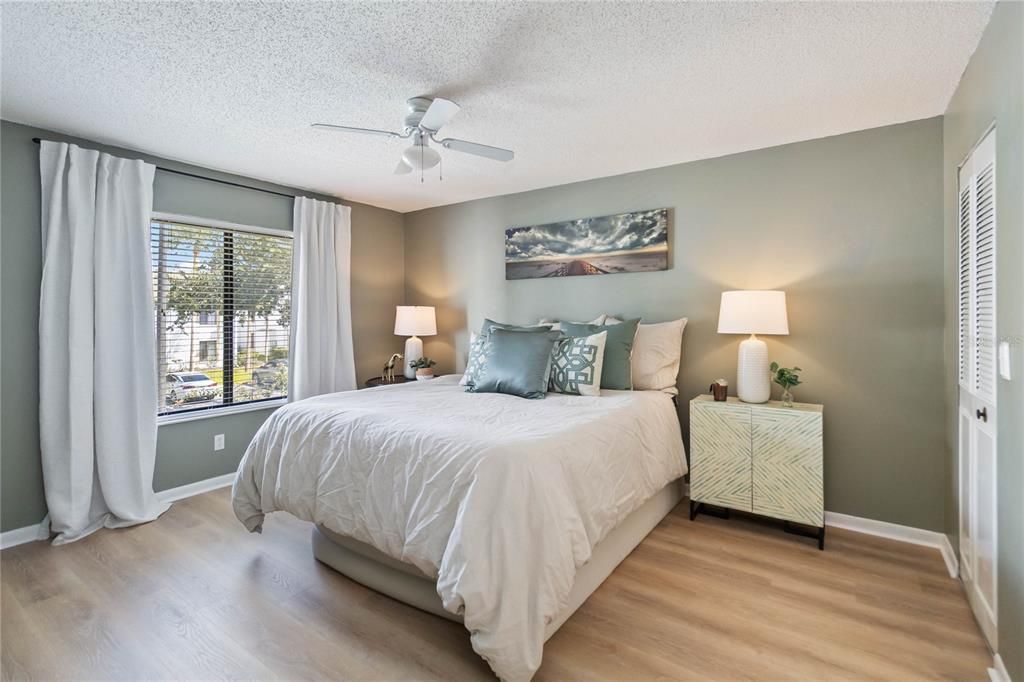 合同活跃: $195,000 (2 贝兹, 2 浴室, 1111 平方英尺)