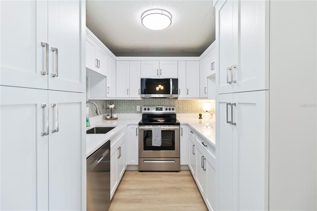 合同活跃: $195,000 (2 贝兹, 2 浴室, 1111 平方英尺)