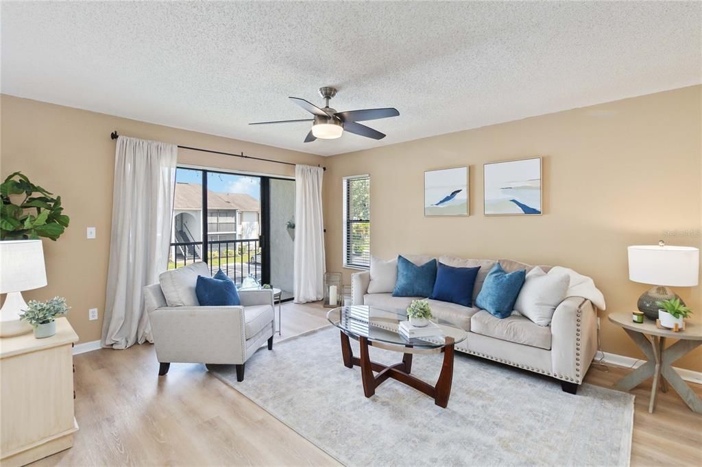 合同活跃: $195,000 (2 贝兹, 2 浴室, 1111 平方英尺)